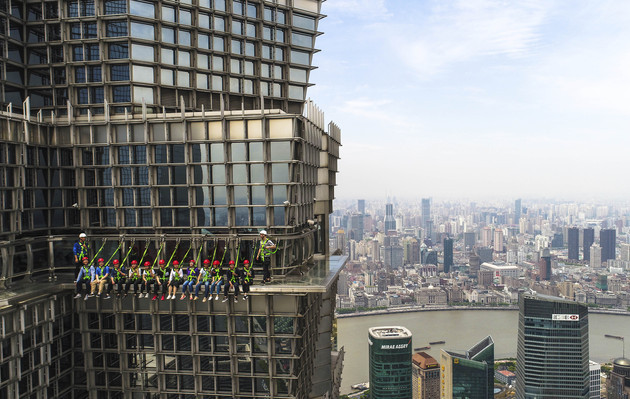 游客在340米高的上海金茂大厦空中步道体验"云中漫步" 新华社图