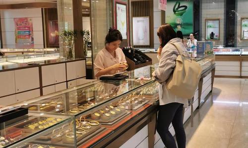 5月6日，顾客在北京一家金店选购金饰。
